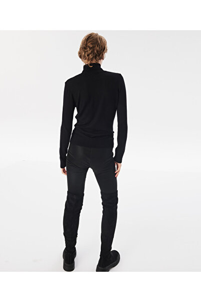 Twist Simple Turtleneck Sweater