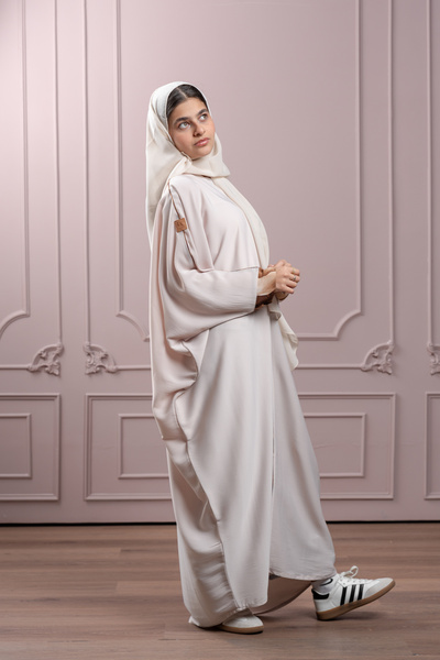 LAVİNİA Lavinia youth abaya in open style with patterned sleeves and front design.