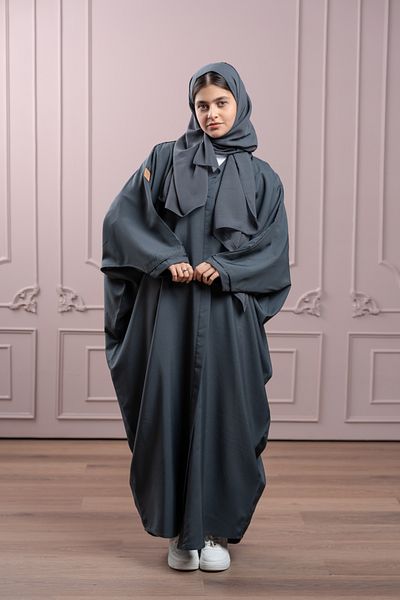 LAVİNİA Lavinia Youth abaya, gray bisht style, with a front trim and black sleeves.