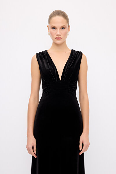 adL Mert Aslan V Yaka Kolsuz Uzun Elbise