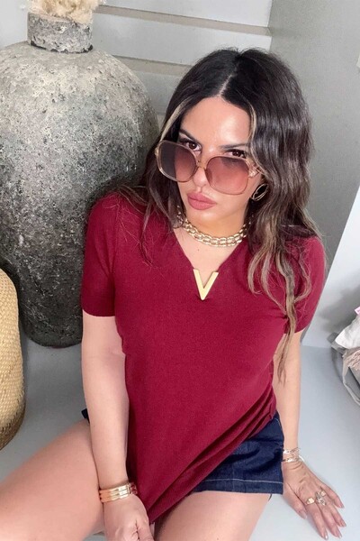 Sohotique By P "بلوزة تريكو ذهبية على شكل حرف V وأكمام قصيرة باللون العنابي"