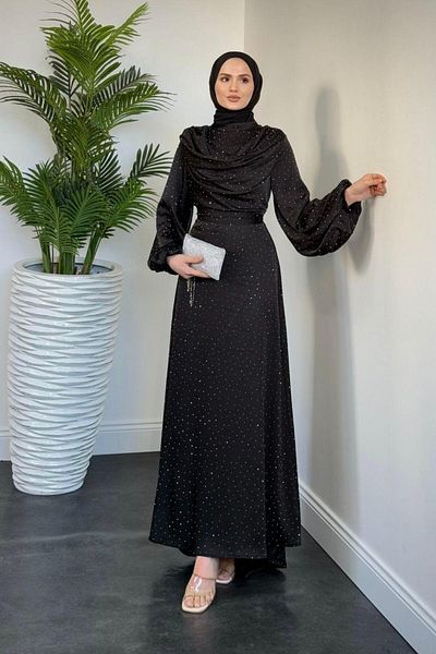 MERVEN AKYÜZ Βραδινό φόρεμα Areka Stoned Tail Degaje Collar Μαύρο