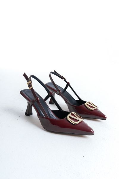 meefshoes حذاء نسائي بمقدمة مدببة من الجلد اللامع وكعب قصير وإبزيم على شكل حرف V