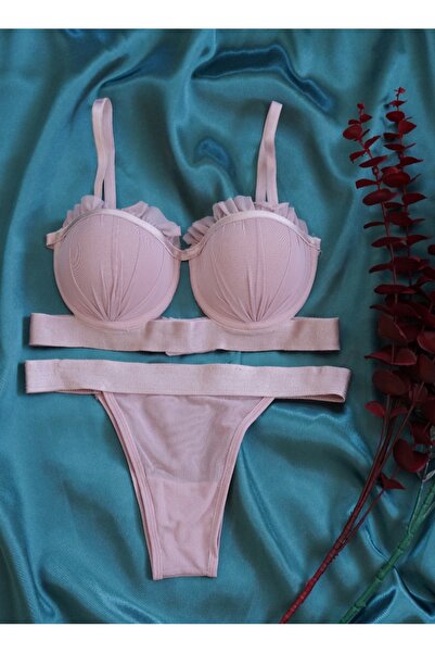 cappadocians Midye model satenskog prugastog podstavljenog grudnjaka i gaćica...