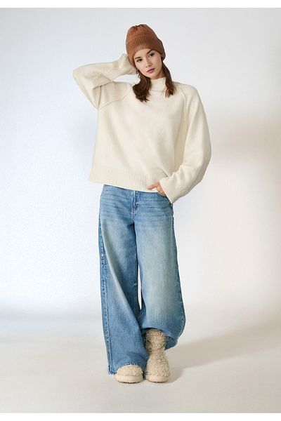 Lia Blanco's Women's Basic Knitwear Sweater