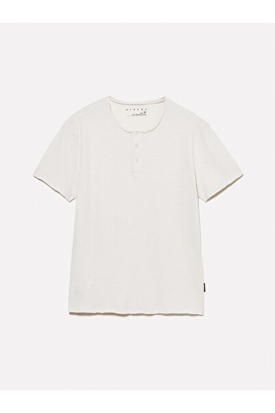 Sisley Ανδρικό μπλουζάκι σε ανοιχτό μπεζ χρώμα, 100% βαμβάκι, με κουμπιά, λαιμόκοψη, λεπτή εφαρμογή, μπλουζάκι με κουμπιά