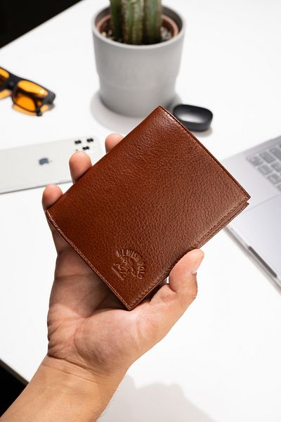 Newish Polo Men's Genuine Leather Wallet and Card Holder