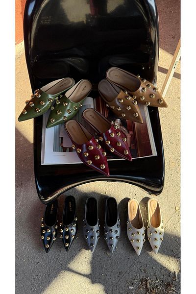 Eataly Shoes Papuci cu catarama aurie cu varf ascutit, culoare neagra