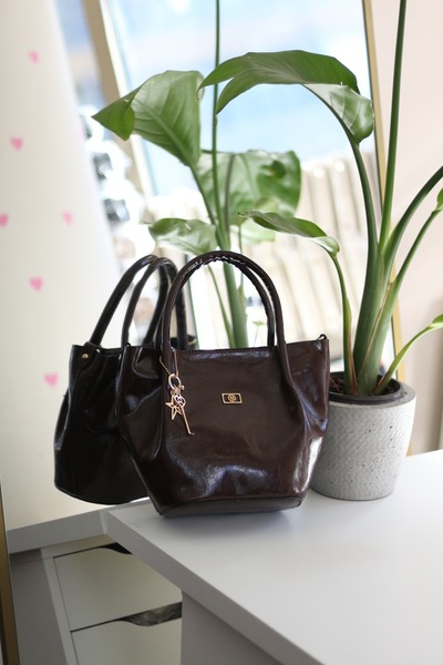 Moom Bag Kadın Acı Kahve Parlak Deri Gold Aksesuar Maskotlu Omuz Çantası