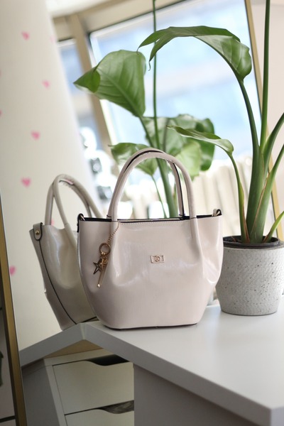 Moom Bag Жіноча кремова сумка з блискучою шкірою, золотими аксесуарами та мас...