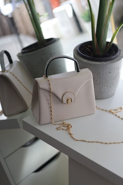 Moom Bag Γυναικεία Κρεμ Ματ Οβάλ Χρυσό Αξεσουάρ Βραδινό Φόρεμα Χειροκίνητη Τσάντα με Πέτρινη Λαβή