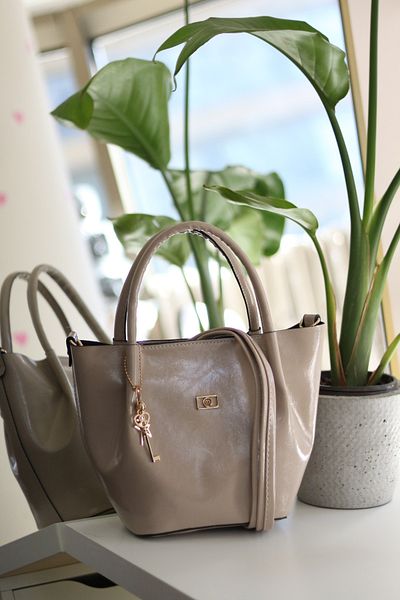Moom Bag Γυναικεία τσάντα ώμου με γυαλιστερή δερμάτινη χρυσή αξεσουάρ μινκ με μασκότ