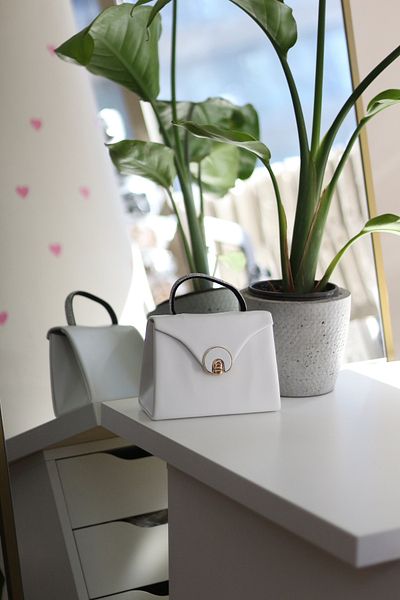 Moom Bag Γυναικεία λευκή ματ οβάλ χρυσή τσάντα βραδινό φόρεμα με πέτρινη λαβή