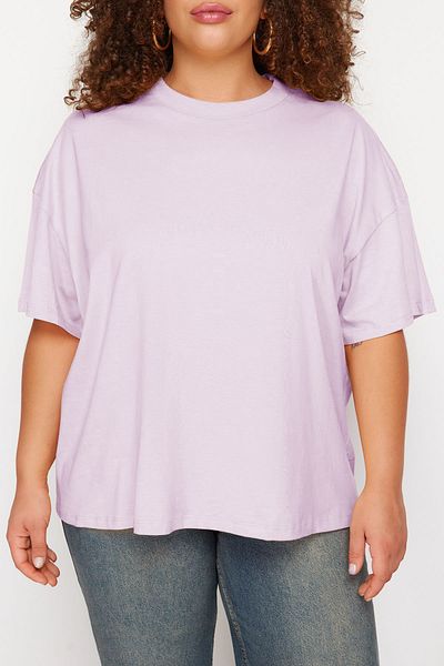 Trendyol Curve Geripptes Basic-T-Shirt aus 100 % Baumwolle mit breitem Schnitt und fliederfarbenem Kragen TBBSS23BF00017