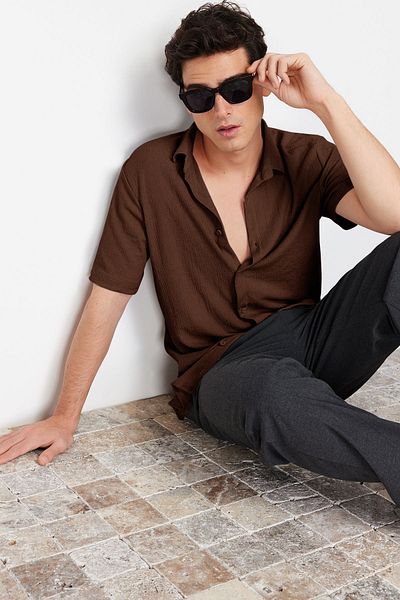 Trendyol Collection Tmavě hnědá letní košile Regular Fit s krátkým rukávem s texturou Trikolor oranžová