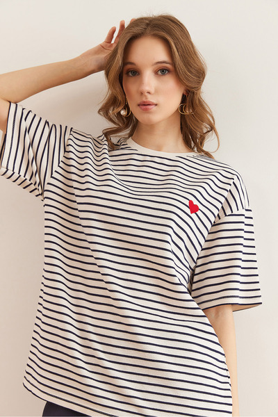 Olalook Γυναικείο μπλουζάκι με άνετη εφαρμογή σε μπλε ναυτικό κεντημένο ριγέ TSH- 19000837