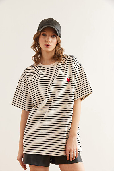 Olalook Γυναικείο μπλουζάκι με άνετη εφαρμογή με ριγέ κεντημένη μαύρη καρδιά TSH- 19000837