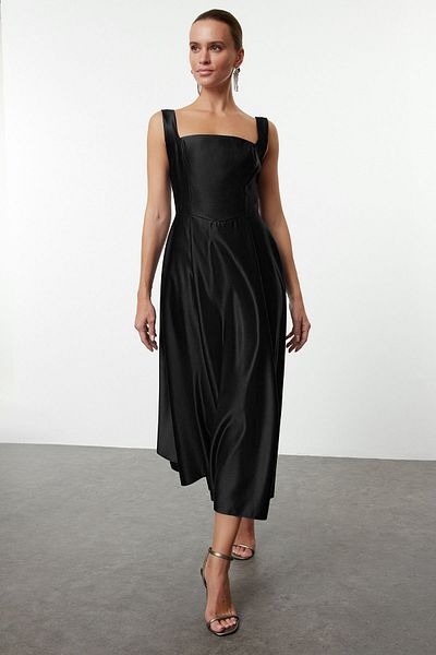 Trendyol Collection Schwarzes, stilvolles Abendkleid und Heimkehrkleid aus Satin mit A-Ausschnitt TPRAW25EL00040
