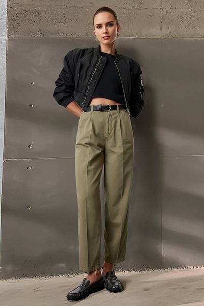 Trendyol Collection Khakifarbene Mom-Jeans mit hoher Taille und Gürtel TWOAW25JE00252