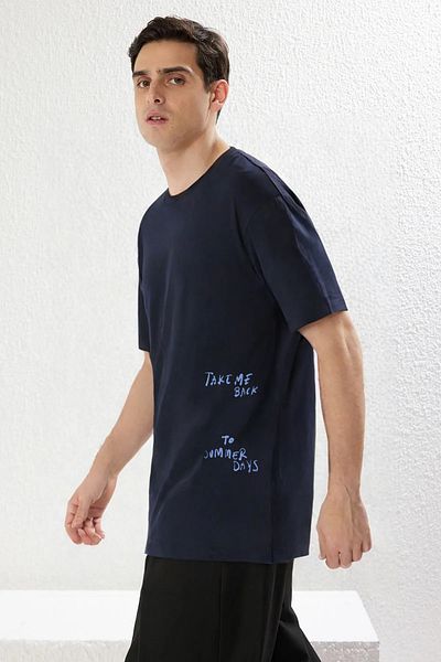 Trendyol Collection Μπλουζάκι από βαμβακερό εμπριμέ με φαρδιά κοπή σε μπλε ναυτικό - TMNSS25TS00064