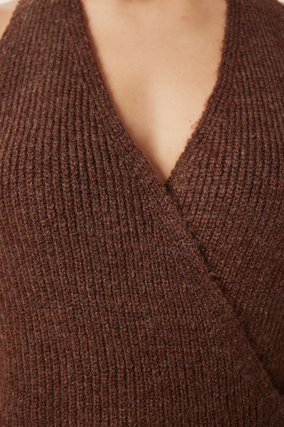 Happiness İstanbul Braune Strickbluse mit Neckholder und Gürtel für Damen US00956