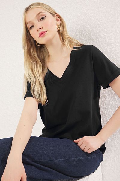 Trendyol Collection Schwarzes Kurzarm-Strick-T-Shirt mit V-Ausschnitt – 100 % Single-Jersey TWOSS25TS00005