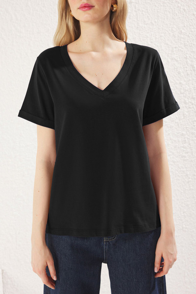 Trendyol Collection Černé pletené tričko s krátkým rukávem a výstřihem do V - 100% Single Jersey TWOSS25TS00005