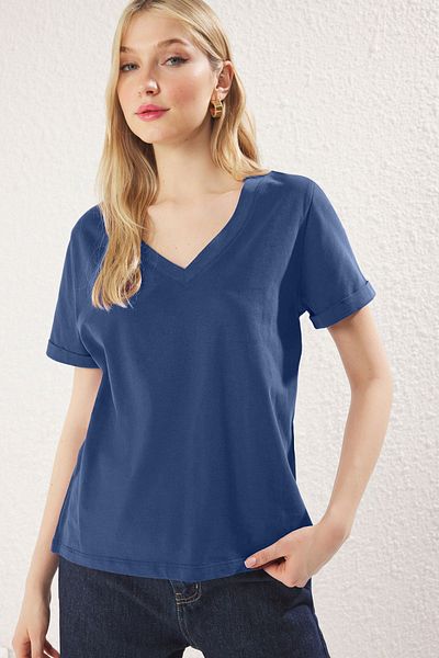 Trendyol Collection Tricou tricotat cu mânecă scurtă cu decolteu în V Indigo - 100% jerseu TWOSS25TS00005