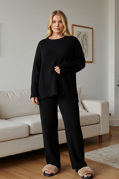 Trendyol Collection Σετ πουλόβερ και παντελόνι σε μαύρο πλεκτό σε μέγεθος - Κοτλέ λαιμόκοψη TBBAW23CP00044