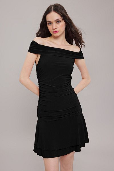 Trendyol Collection Schwarzes, gerüschtes Mini-Strickkleid mit Carmen-Kragenrock TWOSS25EL00225