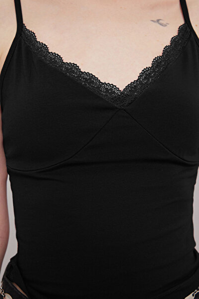 Trendyol Collection Μαύρο λουράκι με λεπτομέρεια δαντέλας Εφαρμοσμένο/Σώμα πλεκτό εσώρουχο TWOSS25AL00013