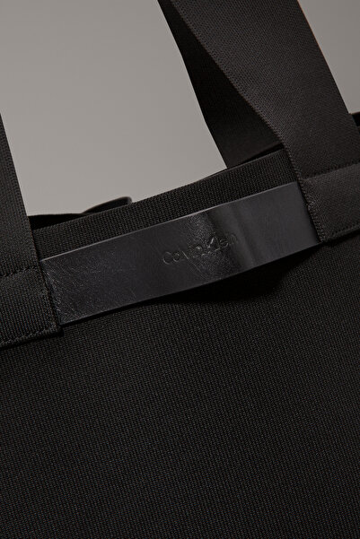 Calvin Klein CK EASE E/W - Totoş Knit vzorovaná taška