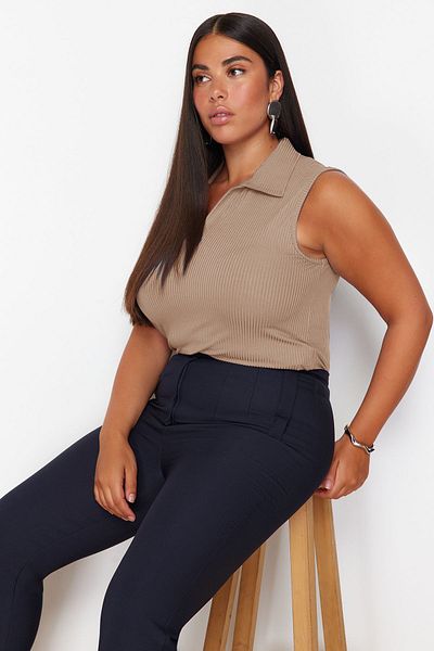 Trendyol Curve Μπεζ μπλούζα με λαιμόκοψη Polo Flexible Plus Size - TBBSS24AF00065