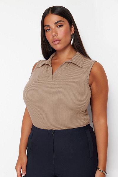 Trendyol Curve Μπεζ μπλούζα με λαιμόκοψη Polo Flexible Plus Size - TBBSS24AF00065