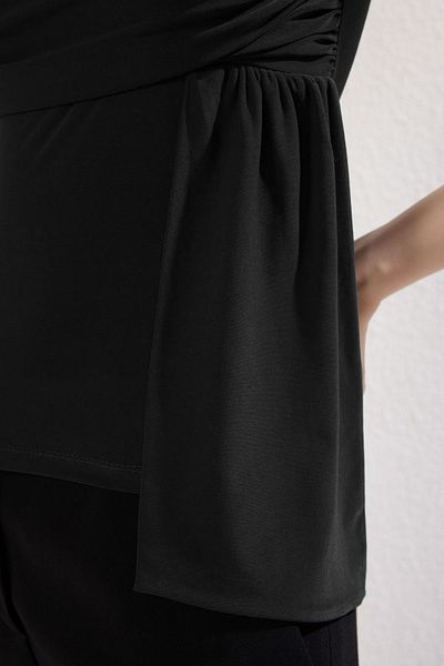 Trendyol Collection Γκρι μονόχρωμη ασύμμετρη πλεκτή μπλούζα με ντραπέ/κορδόνι με λεπτομέρεια που εφαρμόζει στο σώμα TWOSS25BZ00286