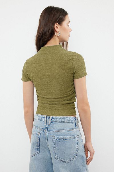 Trendyol Collection Ölgrüne, dehnbare Strickbluse mit Stehkragen, kurzen Ärmeln und Kordelzugdetail TWOSS24BZ00135