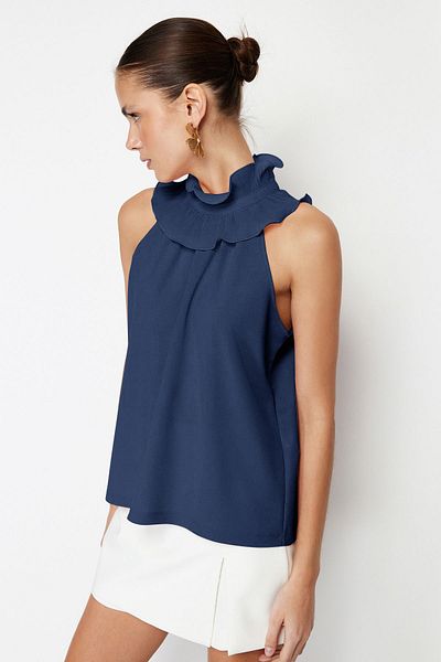 Trendyol Collection Detaillierte Smart-Krepp-Strickbluse mit Indigo-Ausschnitt TWOSS23BZ00932