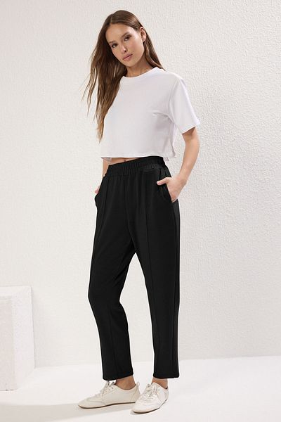 Trendyol Collection Schwarze, gerippte, flexible Strickhose mit weichen Knöpfen TWOSS25PL00074