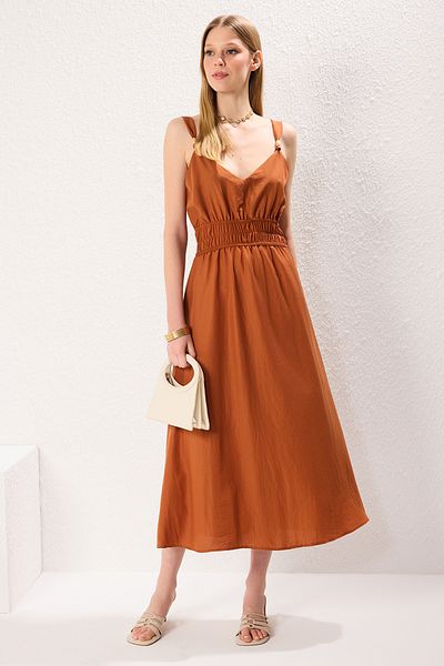 Trendyol Collection Кафява права миди тъкана рокля с аксесоар Twoss25El00420