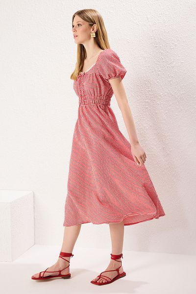Trendyol Collection Rotes, kariertes, gewebtes Midikleid in A-Linie mit Spitzendetail TWOSS25EL00297