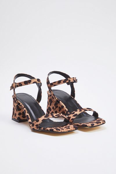 TRENDYOL SHOES Leopardenmuster, Knöchelriemen, quadratische Zehenpartie, Damen-Sandalen mit Blockabsatz TAKSS25TO00051