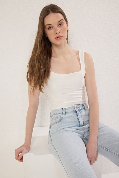 Trendyol Collection Ecru Square Neck Fitted/Fitted Soft Touch/Soft Snap Flexible Knitted Bodysuit Twoss24Bd00001