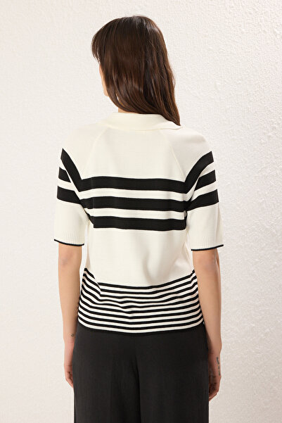 Trendyol Collection Ecrufarbener, schmaler Strickpullover mit Polokragen und Farbblock TWOSS25KZ00002