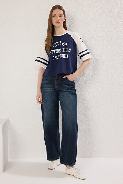 Trendyol Collection Μπλουζάκι Colorblock Navy Slogan Crop - 100% βαμβάκι, χαλαρή εφαρμογή TWOSS25TS00067