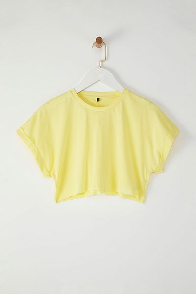 Trendyol Collection Hellgelbes Crop-T-Shirt aus 100 % Baumwolle mit Rundhalsausschnitt – TWOSS21TS0091