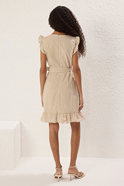 Trendyol Collection Velbloudí pruhované minišaty s páskem - Twoss21El1290