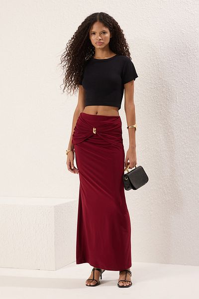 Trendyol Collection Weinroter, goldfarbener, detaillierter, flexibler Maxi-Strick-Fischrock TWOSS25ET00110