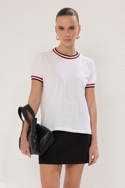 Trendyol Collection Λευκό πλεκτό μπλουζάκι - κανονική εφαρμογή, ρίγες γιακά και μανίκια με λεπτομέρεια αξεσουάρ TWOSS25TS00168