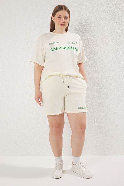 Trendyol Curve Set tricou și pantaloni scurți cu slogan de culoare piatră de mărime mare - TBBSS25CP00004