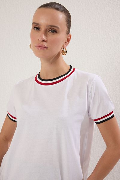 Trendyol Collection Λευκό πλεκτό μπλουζάκι - κανονική εφαρμογή, ρίγες γιακά και μανίκια με λεπτομέρεια αξεσουάρ TWOSS25TS00168